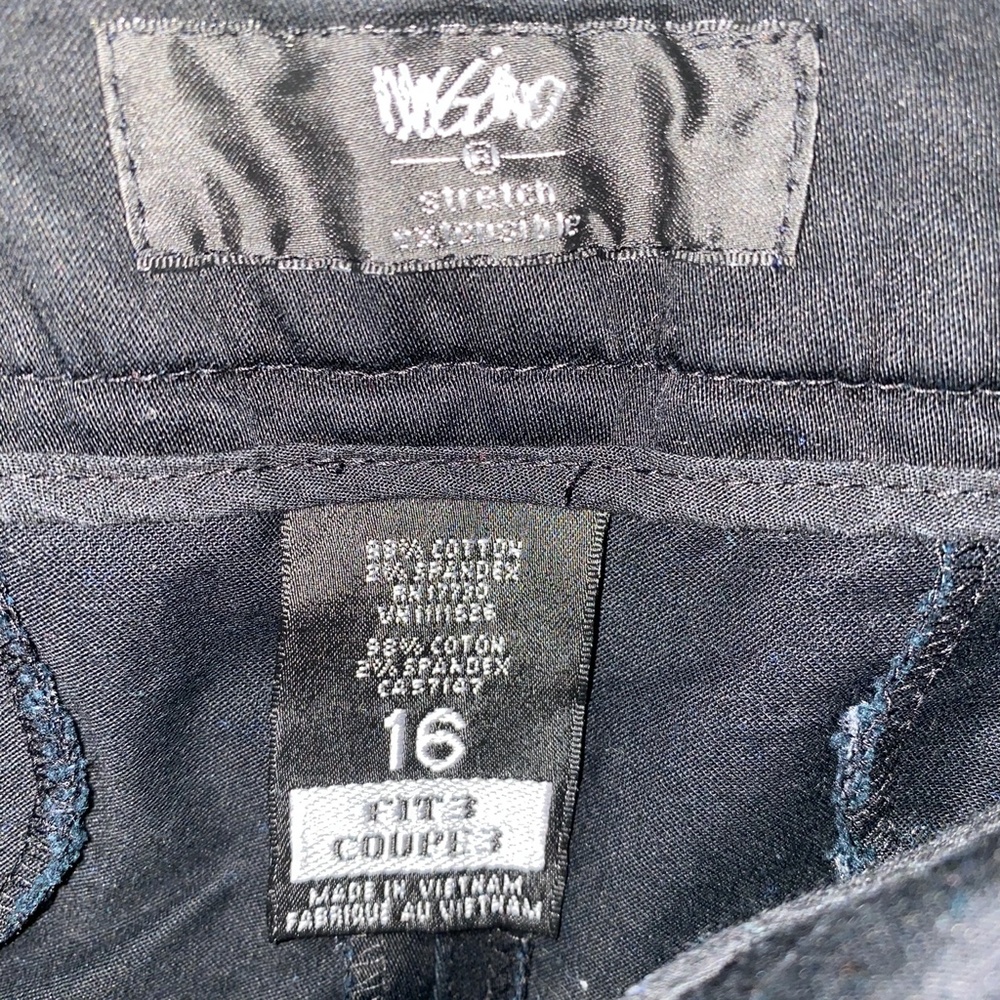 Mossimo Shorts - Picture 2 of 4
